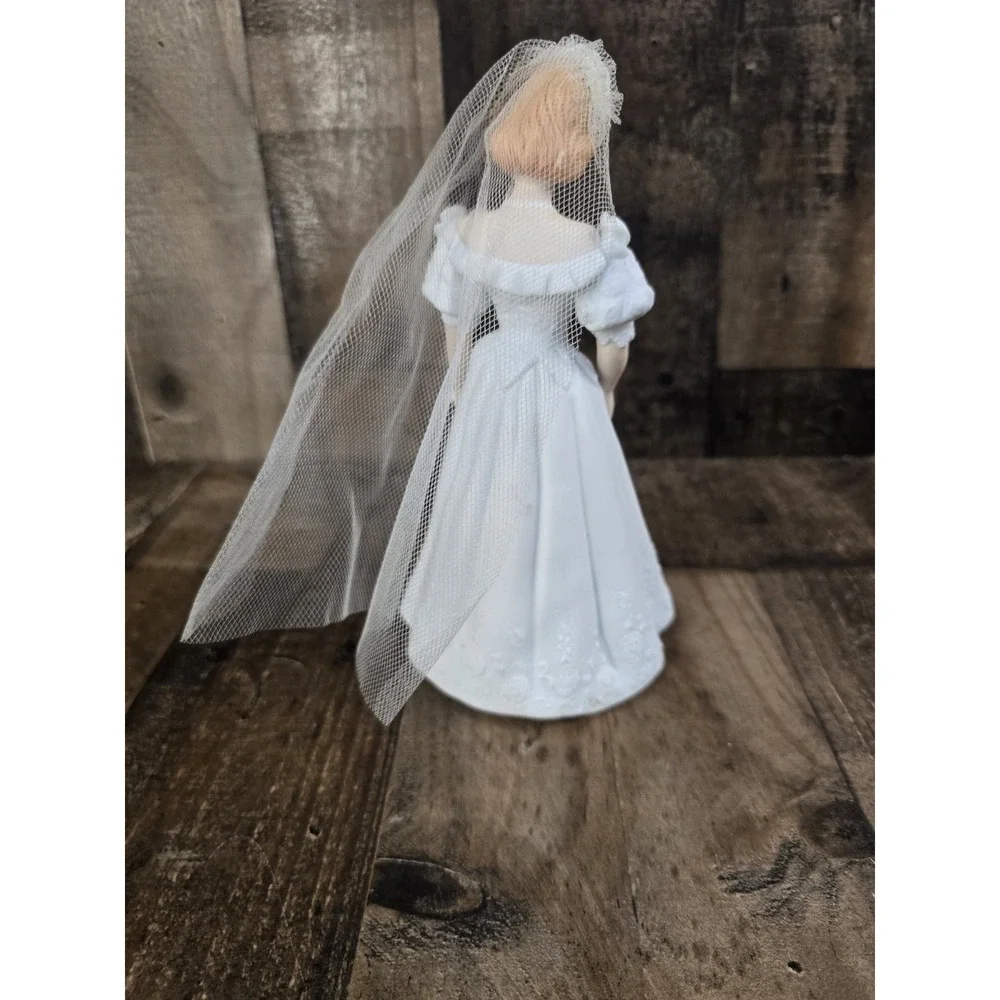 Vintage House of Lloyd 1991 Porcelain Bride Figurine White Wedding Gown Veil 9in